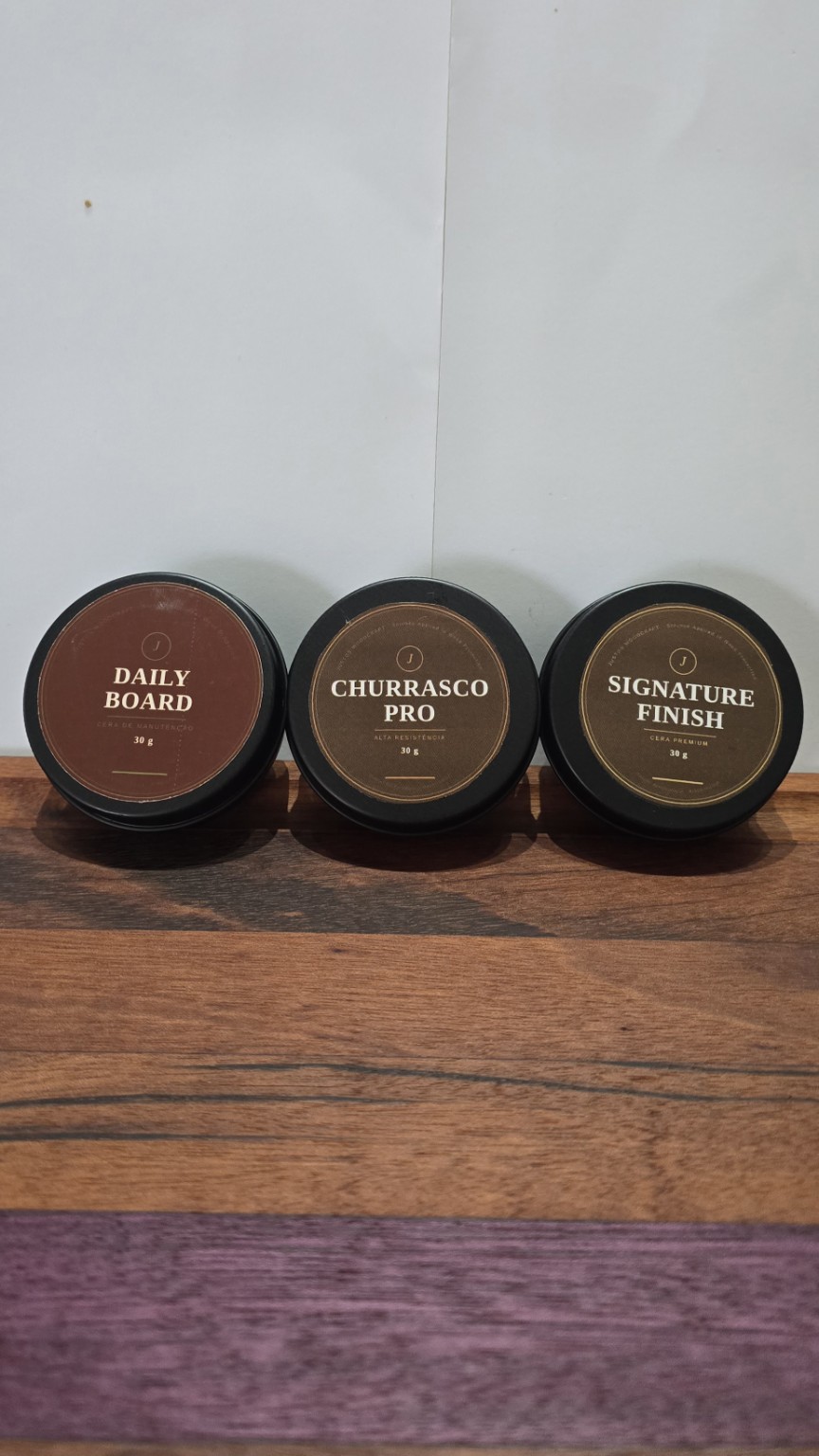 Latas reais de 30 g das ceras Daily Board, Churrasco Pro e Signature Finish JUSTOS