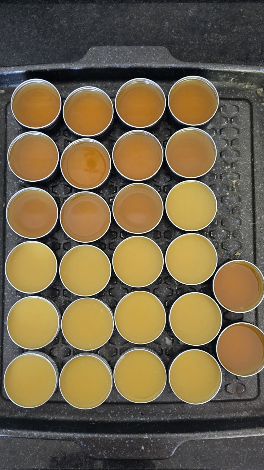 Produção artesanal real de ceras JUSTOS em pequenas latas